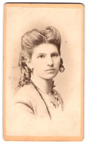 Fotografie P. Schindler, Regensburg, Porträt einer jungen Frau