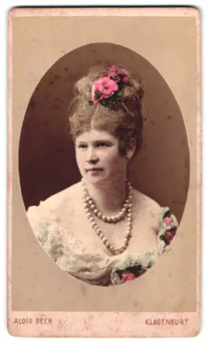 Fotografie Alois Beer, Klagenfurt, St. Veiter Strasse 24, Dame mit Blumen im Haar