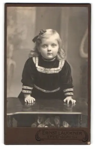Fotografie Ernst Lauckner, Eppendorf, kleines Mädchen mit Schleife