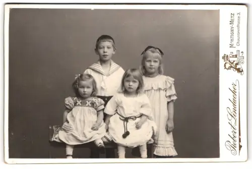 Fotografie Robert Lindacher, Montigny-Metz, Chausseestrasse 3, Vier Kinder im Atelier