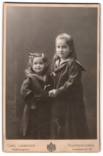 Fotografie Carl Leibrock, Saarbrücken, Eisenbahnstr. 30, Zwei Mädchen in Matrosenkleidung