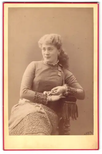 Fotografie W. Clasen, St. Petersburg, Kadetten-Linie 7 1/2, Frau in nachdenklicher Pose