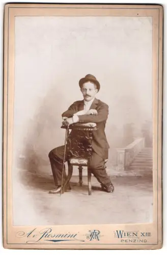 Fotografie A. v. Rosmini, Wien, Penzing, Parkgasse 60, Herr mit Bowlerhut und Spazierstock