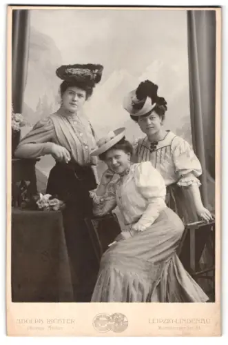 Fotografie Adolph Richter, Leipzig-Lindenau, Merseburger Str. 61, Drei Damen mit Hüten