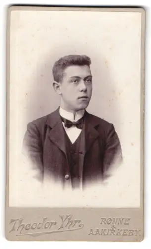 Fotografie G. Stöckel`s Eftf., Rønne, junger Mann im Anzug mit Fliege