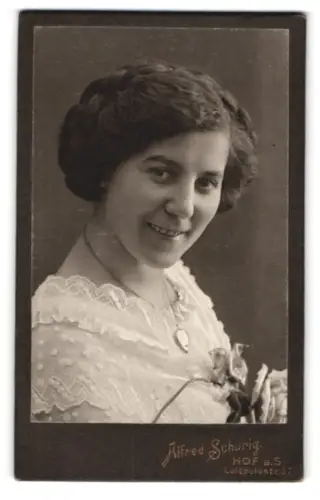 Fotografie Alfred Schurig, Hof a. S., Luitpoldstrasse 37, Porträt einer lächelnden Frau