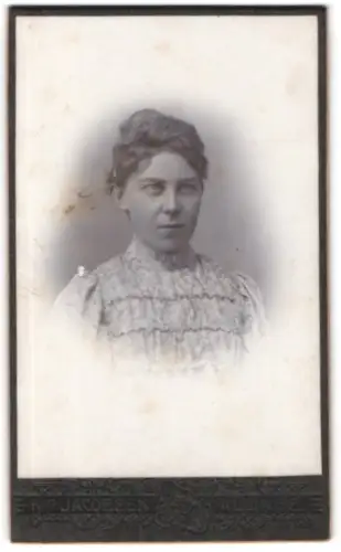 Fotografie H.P. Jacobsen, Allinge, Porträt einer Frau in elegantem Kleid