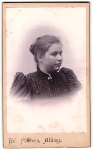 Fotografie Ad. Petersen, Allinge, Porträt einer jungen Frau