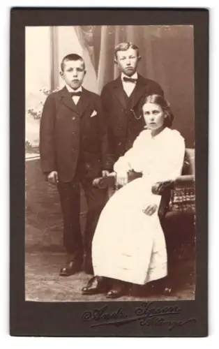 Fotografie Andr. Ipsen, Allinge, Porträt von drei jungen Menschen