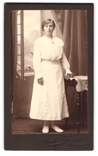 Fotografie Andr. Ipsen, Allinge, Stehende Frau in weissem Kleid