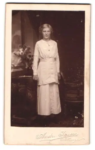 Fotografie Andr. Ipsen, Allinge, Stehend an Tisch mit Blumendekor