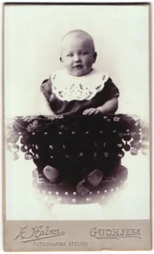 Fotografie A. Holm, Gudhjem, Portrait eines Kleinkinds mit Spitzenkragen