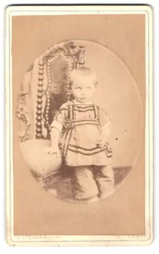 Fotografie Th. Spelling, Rønne, Lille Torv, Kleinkind auf Stuhl