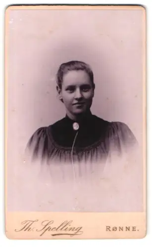 Fotografie Th. Spelling, Rønne, Lille Torv, Porträt einer jungen Frau
