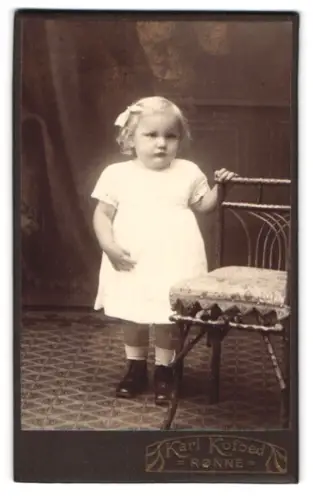 Fotografie Karl Kofoed, Rønne, Kleines Kind mit Stuhl
