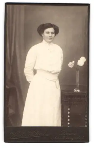 Fotografie Karl Kofoed, Rönne, Porträt einer Dame in Weiss