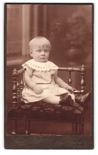 Fotografie Karl Kofoed, Rønne, Torvegade 5, Kleinkind auf Stuhl sitzend