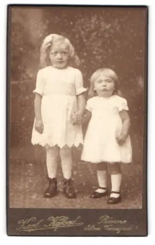 Fotografie Karl Kofoed, Rönne, Torvegade 5, Zwei Mädchen in weissen Kleidern
