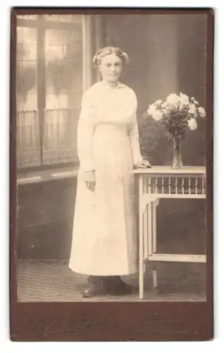 Fotografie Karl Kofoed, Rönne, Torvegade 5, Frau mit Blumenarrangement