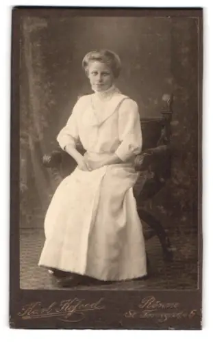 Fotografie Karl Kofoed, Rønne, St. Torvegade 5, Porträt einer sitzenden Frau