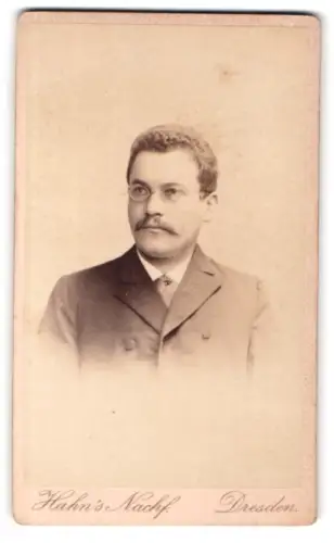 Fotografie Hahn`s Nachf., Dresden, Waisenhaus-Str. 30, Porträt eines Mannes mit Brille