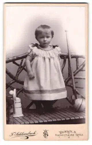 Fotografie F. Schloenbach, Berlin, Hasenheide 52/53, Kind mit Ball und Giesskanne