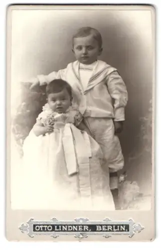 Fotografie Otto Lindner, Berlin, König Str. 30, Zwei Kinder in heller Kleidung