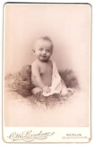 Fotografie Otto Lindner, Berlin, Königstrasse 30, Porträt eines kleinen Kindes