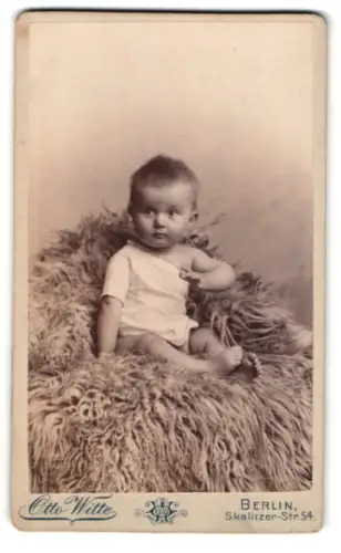 Fotografie Otto Witte, Berlin, Skalitzer-Str. 54, Porträt eines Kleinkindes auf einem Fell