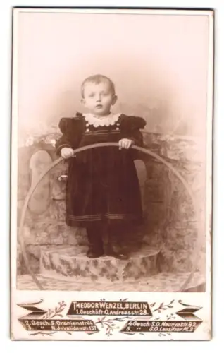 Fotografie Theodor Wenzel, Berlin, Andreasstrasse 28, Kind mit Reif im Atelier