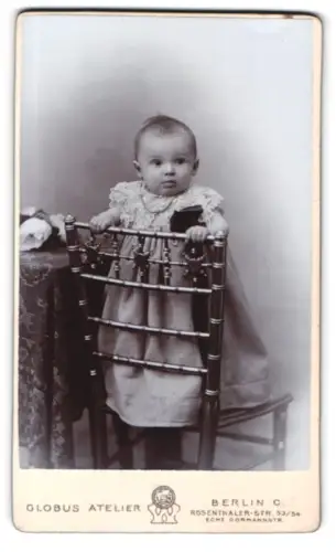 Fotografie Globus Atelier, Berlin, Rosenthaler Str. 53/54, Kind auf einem Stuhl stehend