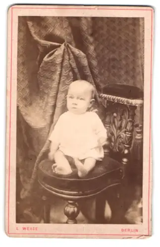 Fotografie L. Weise, Berlin, Neue König-Str. 51, Kleinkind auf kunstvoll verziertem Stuhl