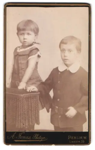 Fotografie A. Jonas, Berlin, Linkstrasse 39, Zwei Kinder in zeitgenössischer Kleidung