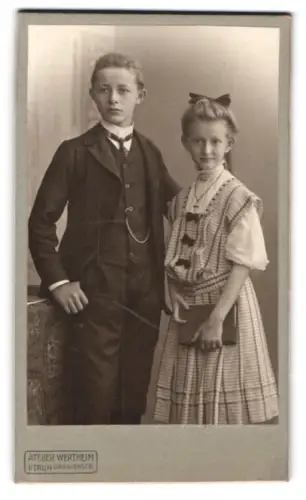 Fotografie Atelier Wertheim, Berlin, Oranienstrasse, Junge und Mädchen im Studio