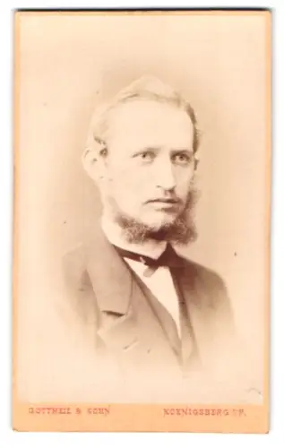 Fotografie Gottheil & Sohn, Koenigsberg i. P., Münzstrasse 6, Porträt eines Mannes mit Bart
