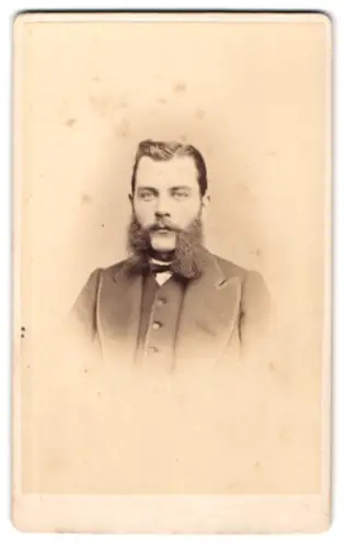 Fotografie W. Grigoleit, Rathenow, Porträt eines Mannes mit üppigem Backenbart