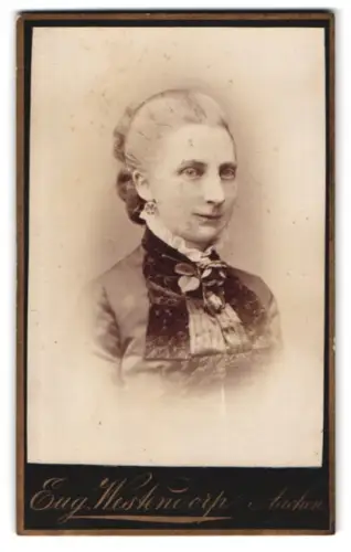 Fotografie Eug. Westendorp, Aachen, Hochstrasse 8, Porträt einer eleganten Dame