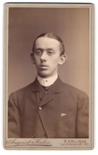 Fotografie August Hahn, Berlin, Landsbergerstr. 82, Porträt eines jungen Mannes