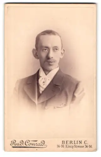 Fotografie Rud. Conrad, Berlin, Königstrasse 34-36, Eleganter Herr im Anzug