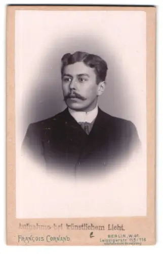 Fotografie Francois Cornand, Berlin, Leipziger Str. 115/116, Porträt eines eleganten Herrn