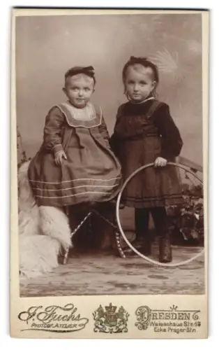 Fotografie J. Fuchs, Dresden, Waisenhaus Strasse 16, Zwei Kinder mit Reifen