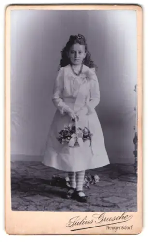Fotografie Julius Grusche, Neugersdorf, Stehendes Mädchen mit Blumenstrauss