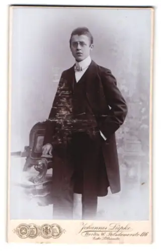 Fotografie Johannes Lüpke, Berlin, Potsdamerstr. 116, Eleganter Herr im Anzug mit Brille