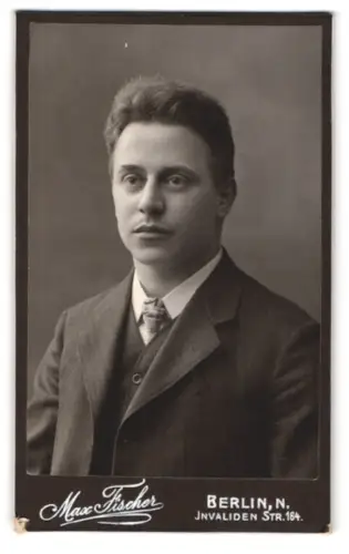 Fotografie Max Fischer, Berlin, Invalidenstrasse 164, Porträt eines jungen Mannes