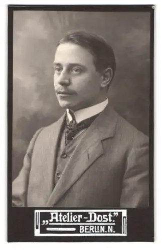 Fotografie Atelier Dost, Berlin, Schönhauser Allee 146, Porträt eines eleganten Herrn