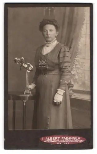 Fotografie Albert Fabinger, Werdau, Elegante Dame mit Blumenvase