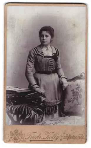 Fotografie Friedr. Kolby, Zwickau, Plaunsche Strasse, Frau im eleganten Kleid