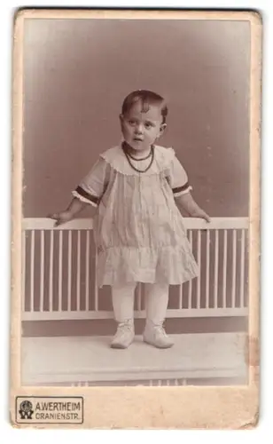 Fotografie A. Wertheim, Berlin, Oranienstr., Kind im karierten Kleid