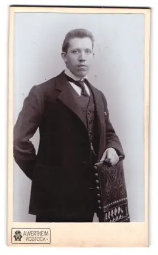 Fotografie A. Wertheim, Rostock, Porträt eines Herren im Anzug