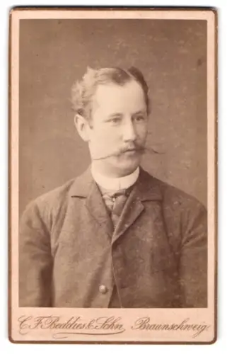 Fotografie C. F. Beddies & Sohn, Braunschweig, Kuhstrasse 10, Portrait eines Mannes mit Schnurrbart